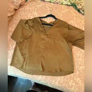 Banana Republic Gold v neck top Size Large